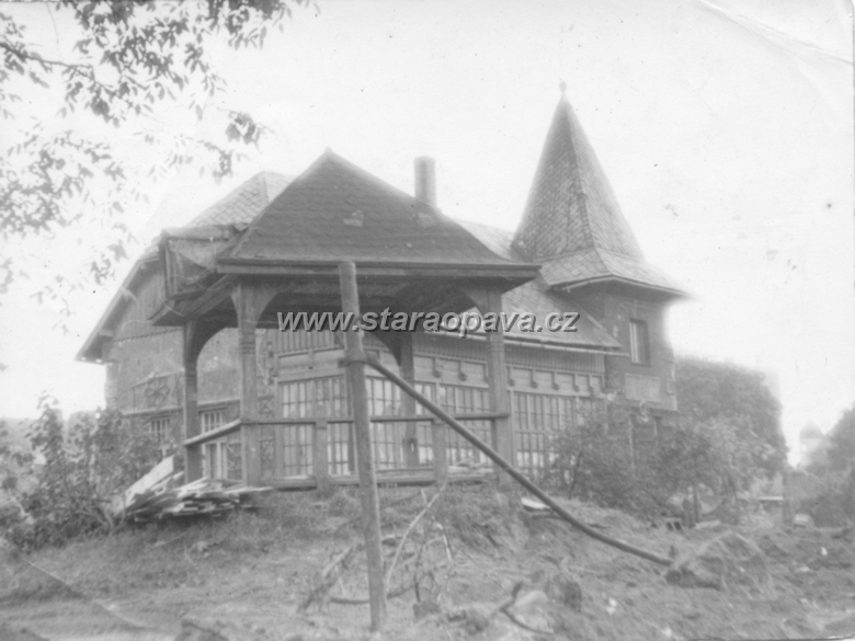 holasicka (28).jpg - Dům Holasická číslo 8A, který jsme viděli na předchozích fotografiích, který stával mezi ulicemi Holasická a Kolofíkovým nábřežím. Dům patřil rodině Skazikových. Fotografie z počátku asance původních Kateřinek v 60.letech 20 století.